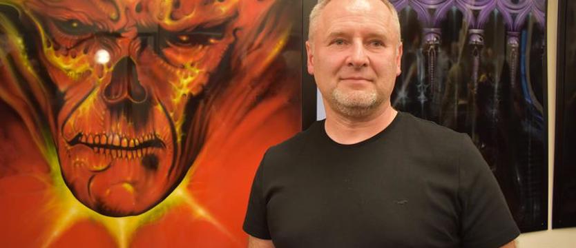 Maluje karoserie, kaski i obrazy. „Pędzla w ogóle nie używam”