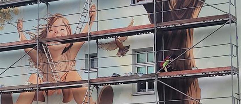 Huśtawka z przesłaniem. Nowy mural w Stargardzie