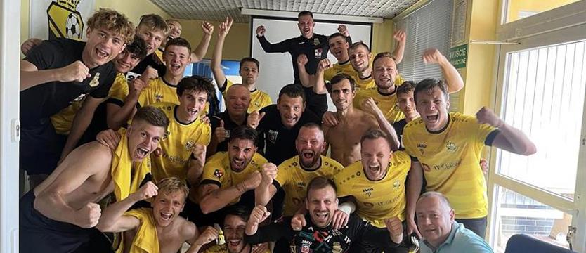 Piłka nożna. Jeziorak wygrywa i jest liderem