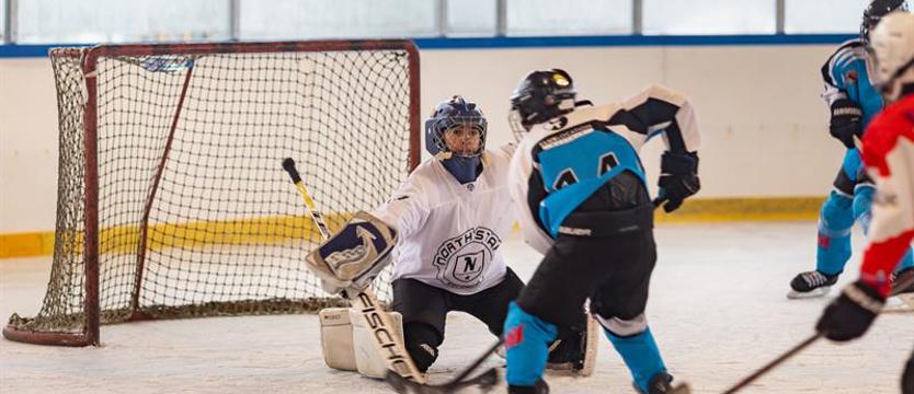 Hokej. Polsko-niemieckie zmagania i... zabawki