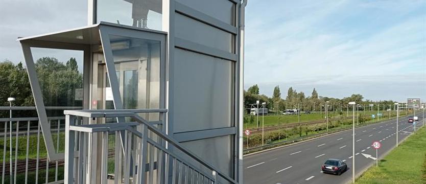 Przy kładce nad ul. Hangarową dwie windy doczekały napraw