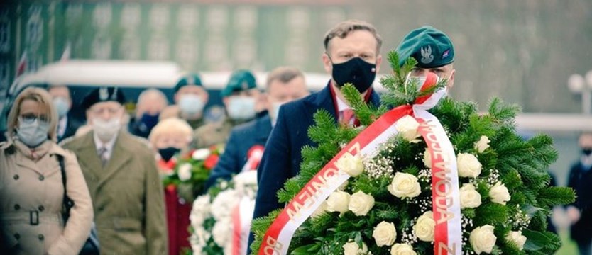 W 230. rocznicę uchwalenia Konstytucji 3 maja. Kwiaty pod pomnikiem Czynu Polaków