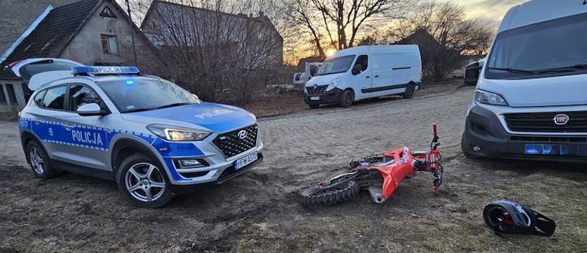 Piętnastolatek szarżował na jednym kole. Ucieczkę zakończył zderzeniem z radiowozem