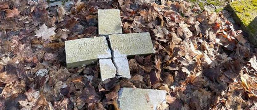 Wandale (z)niszczyli lapidarium. Rozbito nawet krzyż