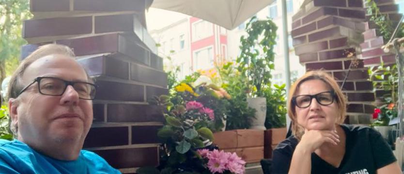 (kurier.kwiaty.03) Letni salon dla dwojga