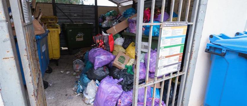 Samochody zastawiają dojazd do wiaty