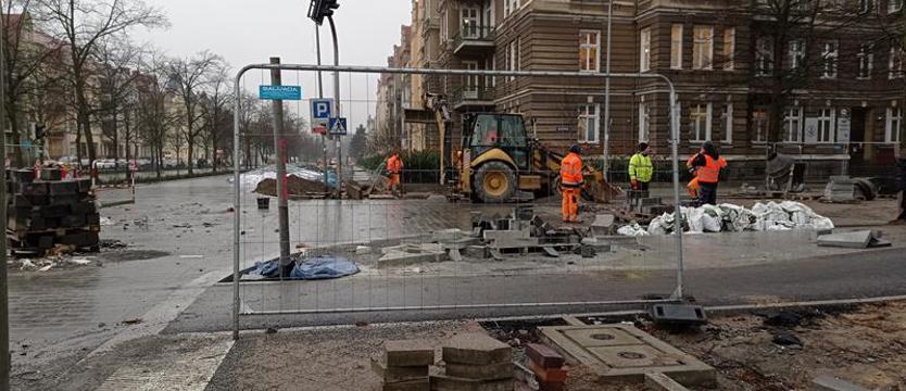 Ściągają blokady na raty. Opóźnienie w alei Papieża Jana Pawła II bez kary