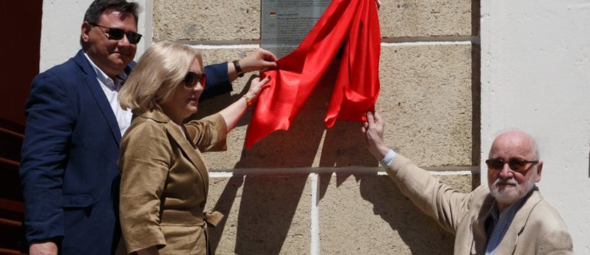 Ponad 40 lat August Ludwig Most uczył tu rysunku. Na budynku IX LO jest teraz tablica poświęcona malarzowi