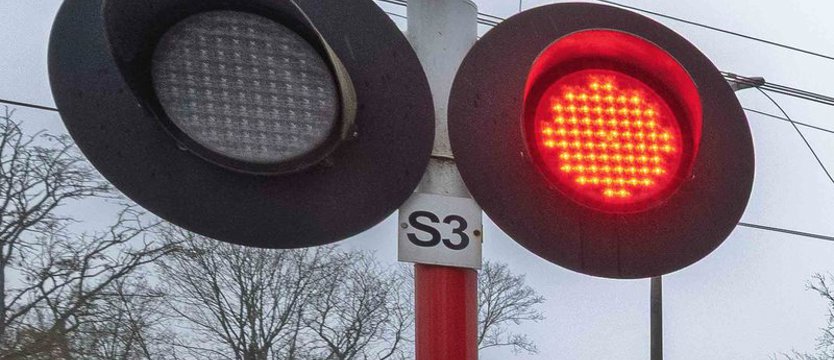 Samochód osobowy zderzył się z pociągiem na przejeździe w pobliżu Białogardu