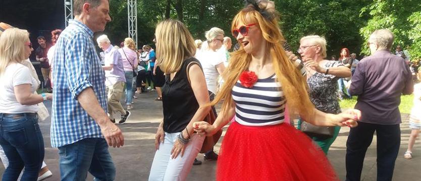 Weekend wśród róż. Potańcówka, joga, malowanie i książki