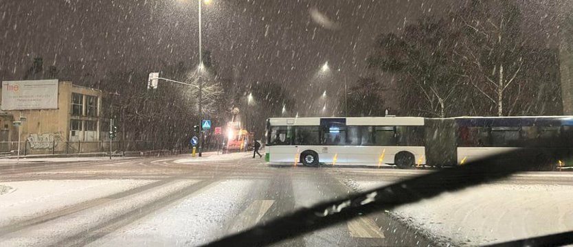 Pierwszy śnieg w lutym. Trudne warunki na drogach