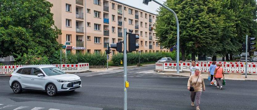 Zmiany w Dąbiu. Nowa sygnalizacja już stoi, remont wciąż trwa