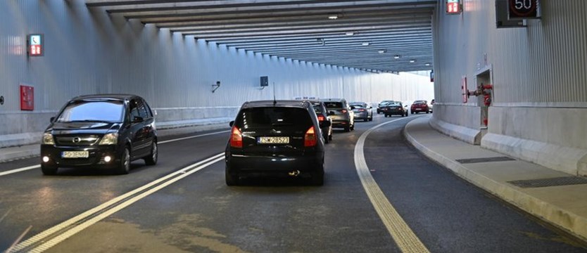 Kierowcy zadowoleni z otwarcia tunelu. Narzekają na złe oznakowanie drogi dojazdowej