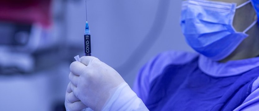 Dawkę przypominającą szczepionki przeciw COVID-19 przyjęło blisko 8,4 mln Polaków