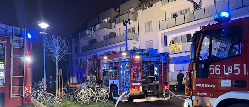 Spaliło się mieszkanie w Świnoujściu. Ewakuowano prawie 40 mieszkańców