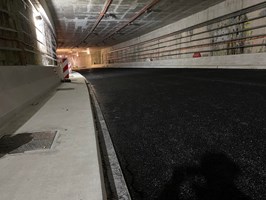 Leją asfalt w tunelu pod Świną