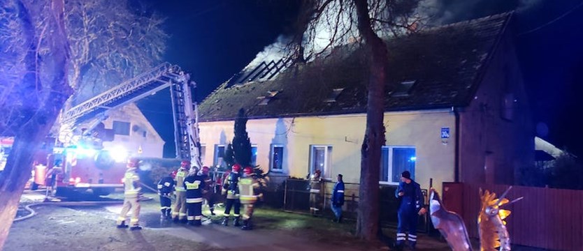 Strażacy walczą z pożarem domu w Niekłończycy