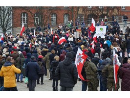 Wiec antyszczepionkowców w Szczecinie.  Przeciwko "segregacji" i "biodyktaturze"