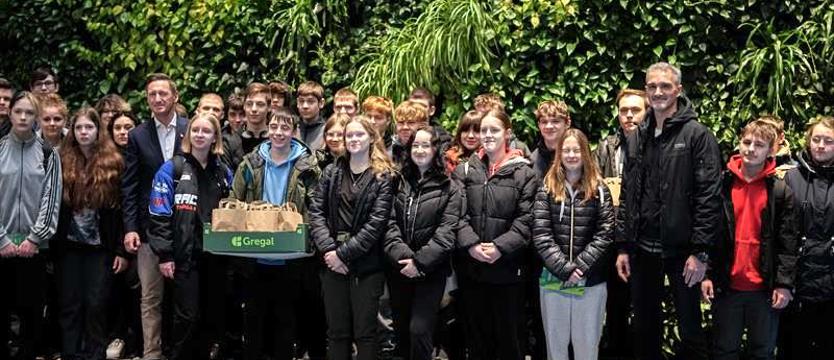 Licealiści porządkowali cmentarz w Siekierkach