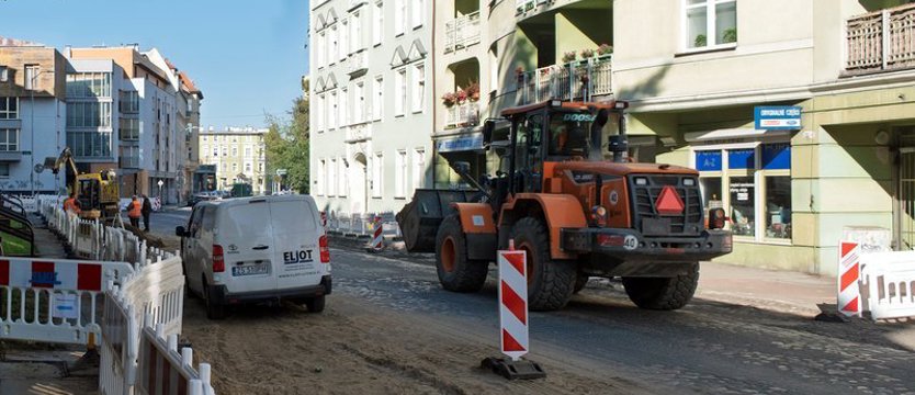Układanie nawierzchni i utrudnienia na Emilii Plater