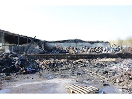 Potężny pożar hali produkcyjnej w Goleniowie. Spłonął magazyn z chemikaliami