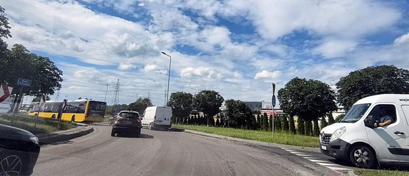 Kierowcy szukają objazdów, by ominąć korki