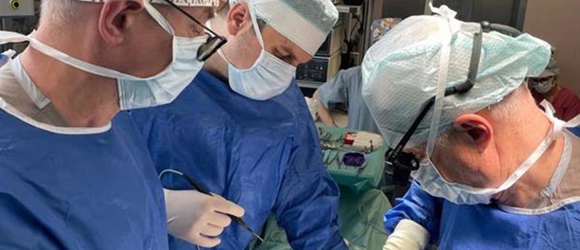 W Szczecinie przeszczepili nerkę zespołowo i z pomocą robota