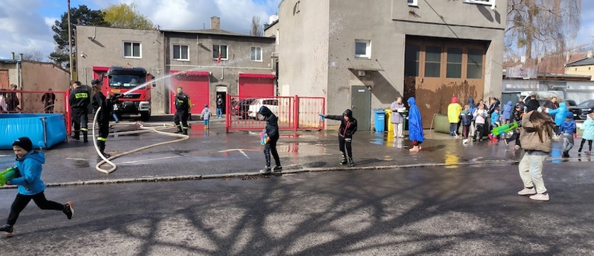 Lany poniedziałek. Strażacy i dzieci podtrzymują zwyczaj