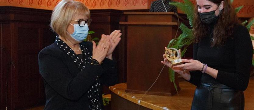 Maturzyści odebrali świadectwa ukończenia szkoły. We wtorek rozpoczynają się matury