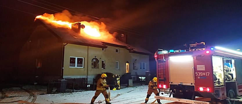 Pożar w wielorodzinnym budynku w Grzędzicach. Zapaliło się poddasze