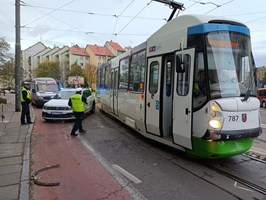Zderzenie tramwaju z czterema samochodami osobowymi na ul. Parkowej