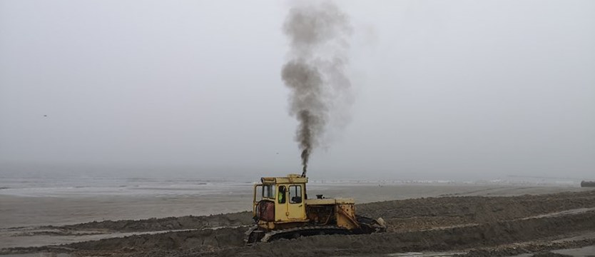Zasilają piaskiem plażę w Kołobrzegu aż dym idzie
