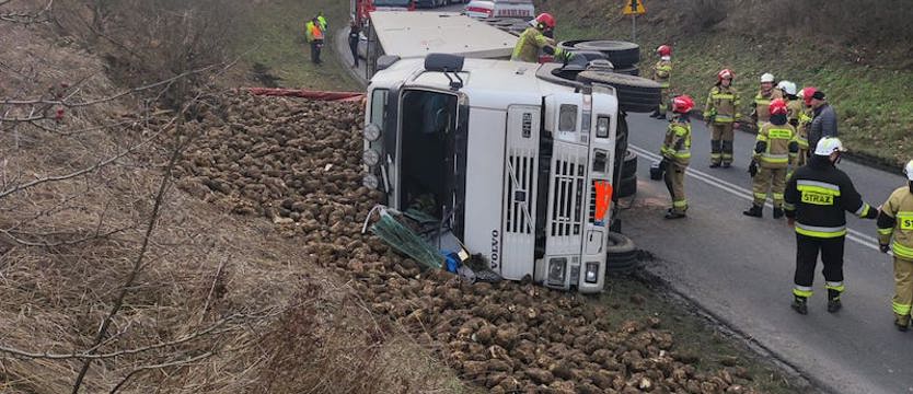Przewróciła się ciężarówka. Buraki na drodze