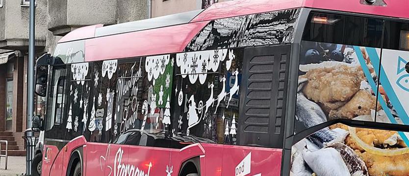 Nowy sposób na sprawdzanie odjazdów autobusów. Kody QR na przystankach MPK