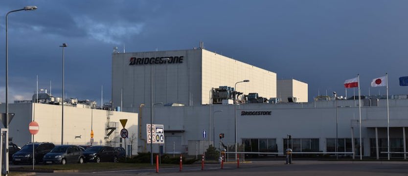 Wypadek w fabryce Bridgestone w Stargardzie.  Na miejscu lądował śmigłowiec LPR, poszkodowana jest kobieta