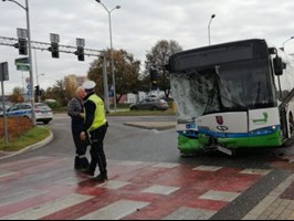 Auto uderzyło w autobus na ul. Chopina w Szczecinie. Dwie osoby poszkodowane
