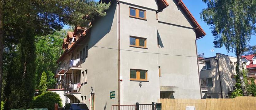 Wczasowicze nabici w butelkę. Brak prądu, szafy i prysznice bez drzwi, pajęczyny