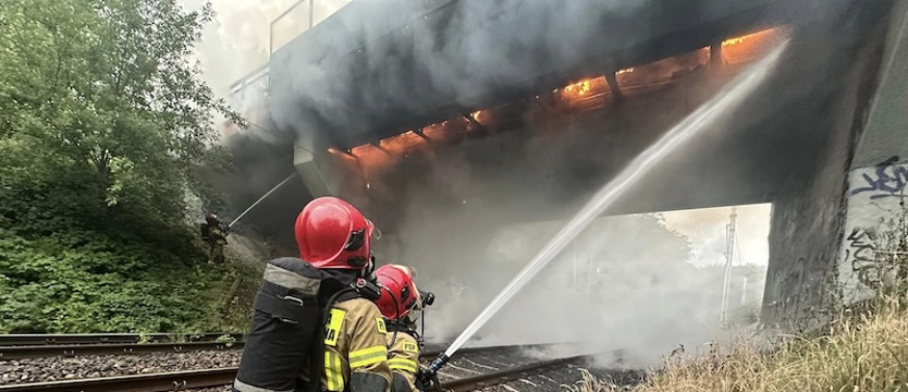 Palił się  wiadukt w Policach. Droga zamknięta