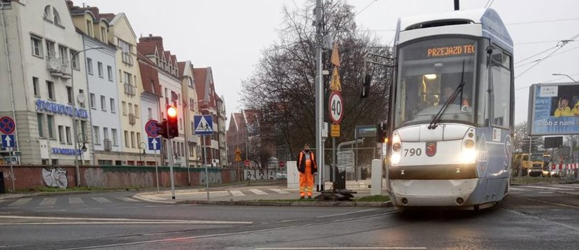 Tramwaj przejechał przez węzeł Wyszyńskiego. Niedługo koniec prac
