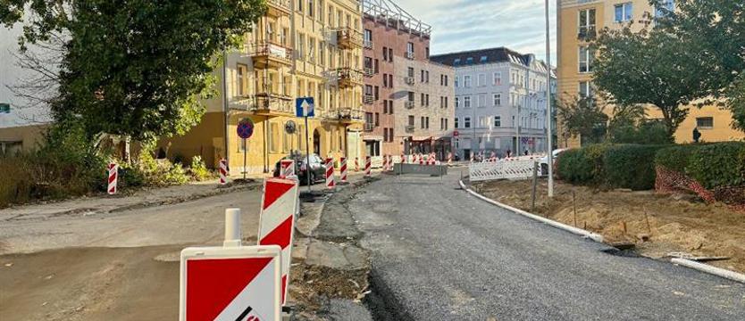 Remont ulicy Emilii Plater. Asfalt już na połowie jezdni