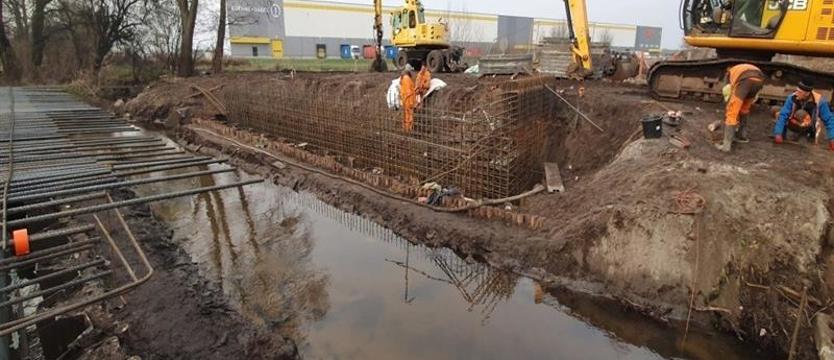 Most z opóźnieniem. Przez kolizje z sieciami