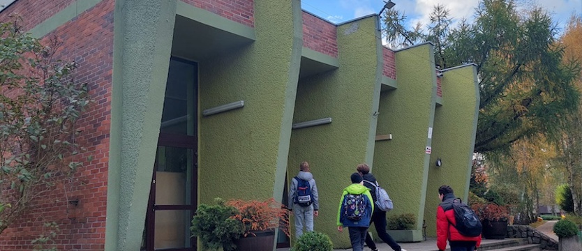 Pożar w Szkole Podstawowej nr 74 w Szczecinie. Uczniów ewakuowano 