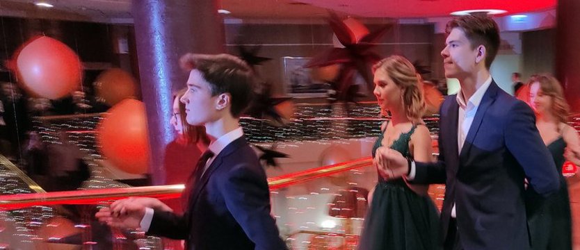 Uczniowie Trzynastki na studniówce w Radissonie