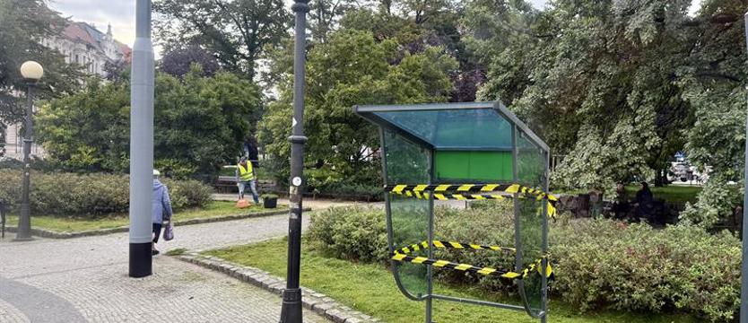 ZDiTM montuje daszki nad biletomatami