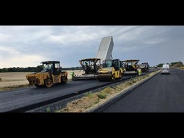Kładą asfalt na budowie obwodnicy Przecławia