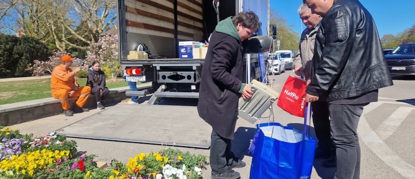 Zostawili zużyty sprzęt, dostali kwiaty