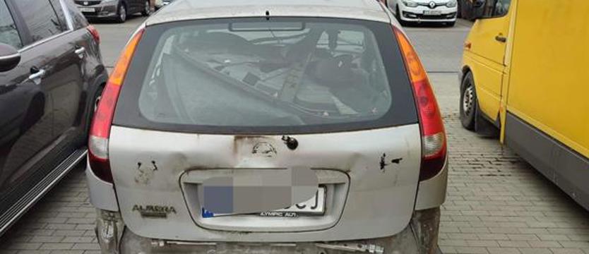 Wrak na osiedlowym parkingu w Stargardzie w końcu ma zniknąć