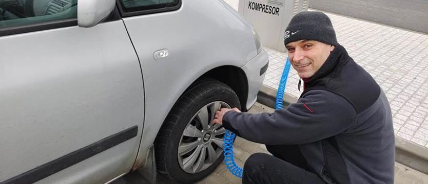 Parkują i idą w miasto lub jadą dalej koleją