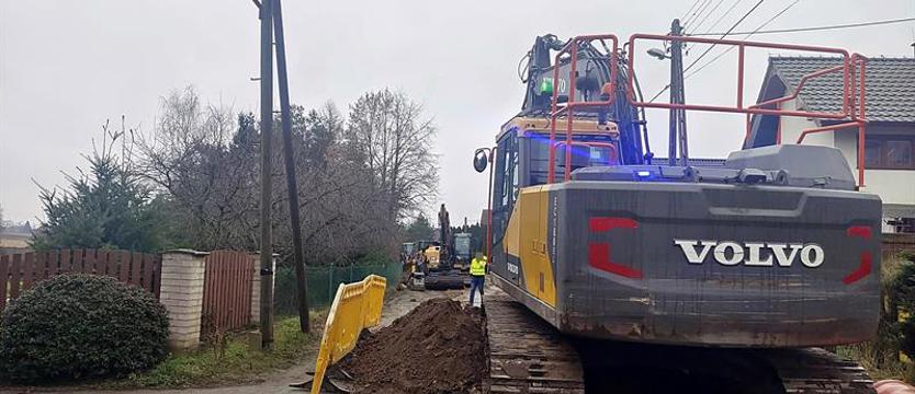 Ul. Sadowa rozkopana, służbom ciężko jest dojechać. Wykonawca: mamy prawo zamknąć drogę