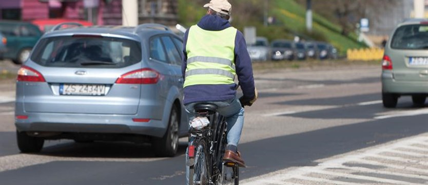 Prawie 60 proc. Polaków posiadających auto ograniczyło jego używanie na rzecz roweru [SONDA]